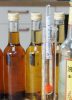 Alkoholmeter im Messzylinder