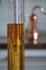 Alkoholmeter mit Thermometer und Messzylinder